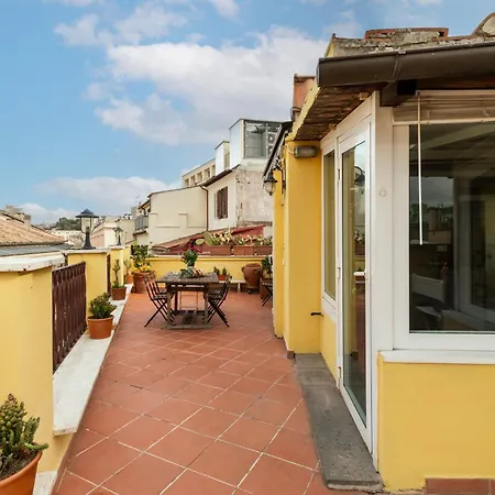 דירה Trevi Charming Penthouse