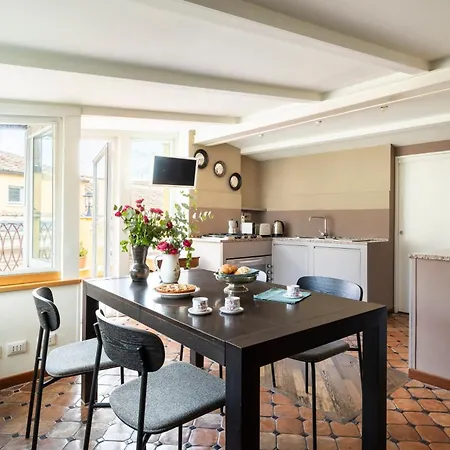 דירה Trevi Charming Penthouse